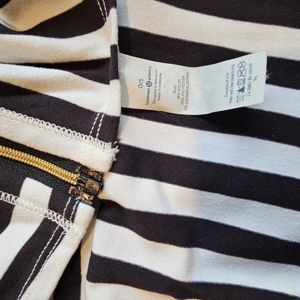 Lululemon Vinyasa Scarf Zips – Apex Stripe (Black/White) - Picture 6 of 6